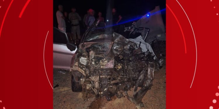 Quatro pessoas da mesma família morrem após acidente entre carro e ônibus escolar com candidatos do Enem no interior da Bahia