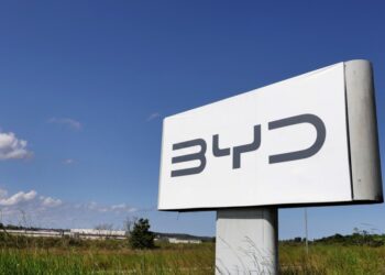MPT investiga condições de trabalho de operários estrangeiros em obra da fábrica da BYD na Bahia; construção começou há 8 meses