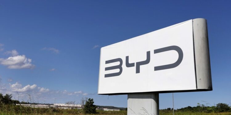 MPT investiga condições de trabalho de operários estrangeiros em obra da fábrica da BYD na Bahia; construção começou há 8 meses