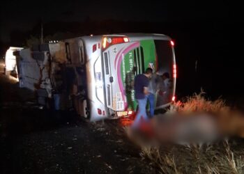 Quatro pessoas morrem e 15 ficam feridas após ônibus de turismo tombar em rodovia na Bahia