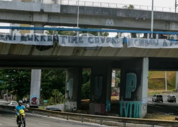 ‘Ceni burro, time covarde’: boneco e faixa são pendurados em viaduto  em ataque ao Bahia