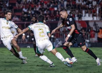 Palmeiras bate Atlético-GO e assume a liderança do Brasileirão