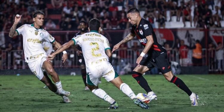 Palmeiras bate Atlético-GO e assume a liderança do Brasileirão