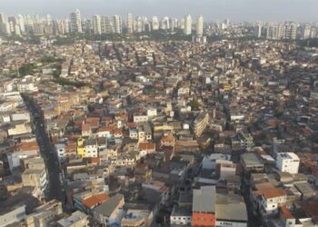 Quatro a cada 10 habitantes de Salvador viviam em favelas em 2022, aponta Censo; proporção é terceira maior entre capitais