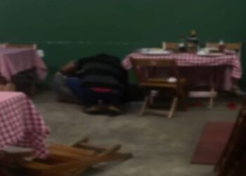 Pai morre e filha de 3 anos fica ferida após ataque a tiros dentro de pizzaria no interior da Bahia