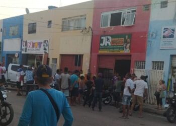 Pai, filho de 13 anos e mulher são mortos a tiros em bar irregular na BA; duas vítimas eram estrangeiras
