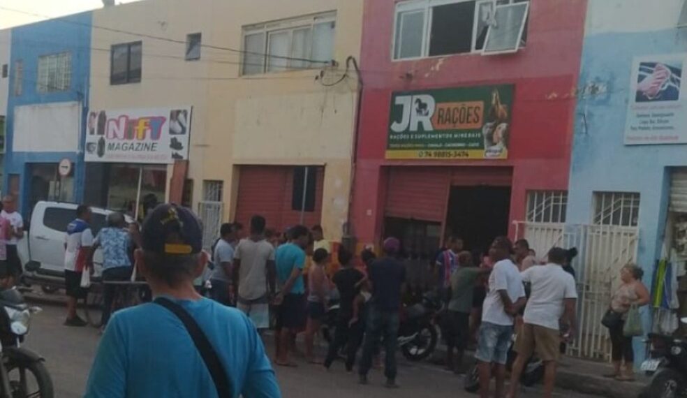 Pai, filho de 13 anos e mulher são mortos a tiros em bar irregular na BA; duas vítimas eram estrangeiras