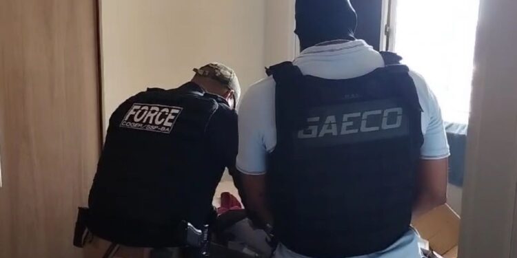 Operação prende PMs suspeitos de roubar casa na Bahia; mais de R$ 130 mil foram levados no crime