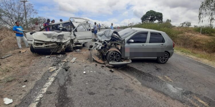 Batida entre dois carros deixa um morto e cinco feridos na Bahia; bebê de 3 meses e criança de 7 anos estão entre as vítimas
