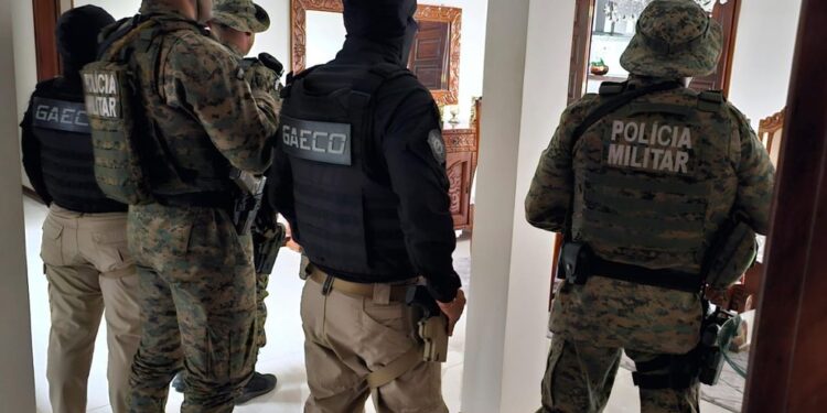 Homem é preso e seis mandados de busca são cumpridos durante operação contra lavagem de dinheiro do tráfico de drogas na BA