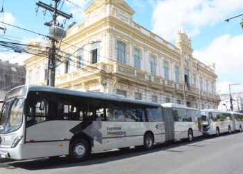 Prefeitura implanta linha 2 do Expresso Universitário com mais dois ônibus articulados