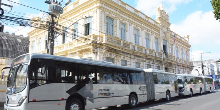 Prefeitura implanta linha 2 do Expresso Universitário com mais dois ônibus articulados