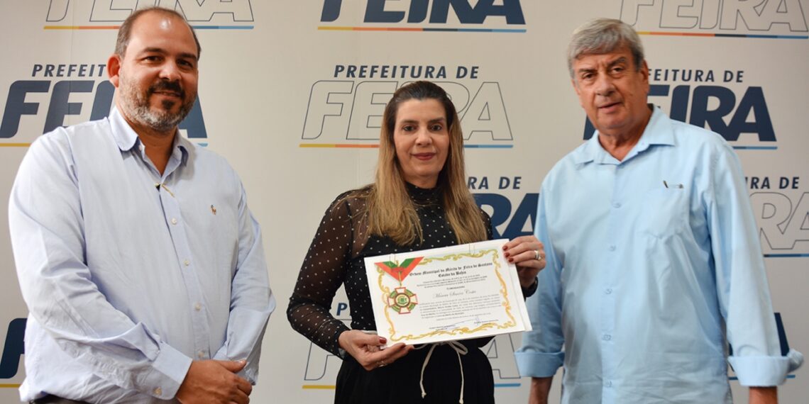 Prefeito Colbert Filho entrega Comenda da Ordem do Mérito à juíza Márcia Simões Costa