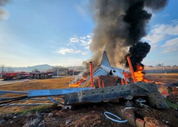 Avião sai da pista e pega fogo em aeroporto na Coreia do Sul; há mortos