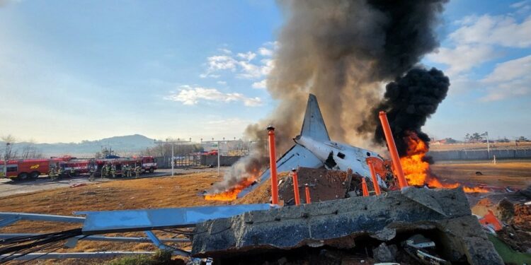 Avião sai da pista e pega fogo em aeroporto na Coreia do Sul; há mortos