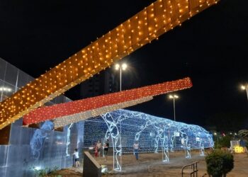 Iluminação e decoração natalina atraem muitas pessoas à avenida Getúlio Vargas