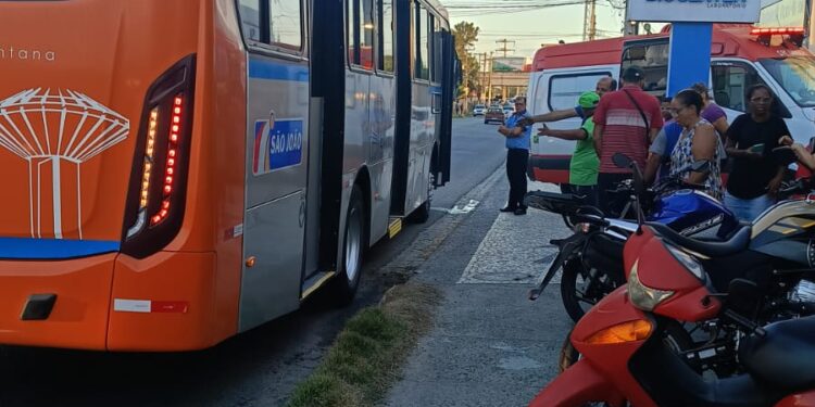 Mulher tem mal súbito e morre dentro de ônibus em Feira de Santana