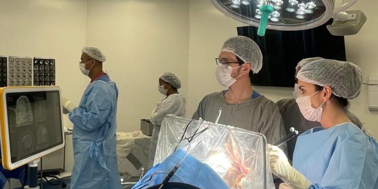 Estudante de Direito Passa por Neurocirurgia Acordada para Retirada de Tumor Cerebral no Hospital Clériston Andrade
