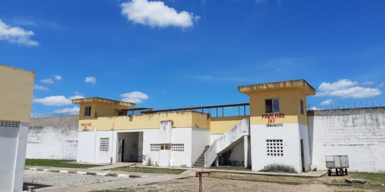 Bahia tem mais de 60% dos presídios com superlotação; polícia busca pelos 16 detentos foragidos do Conjunto Penal de Eunápolis