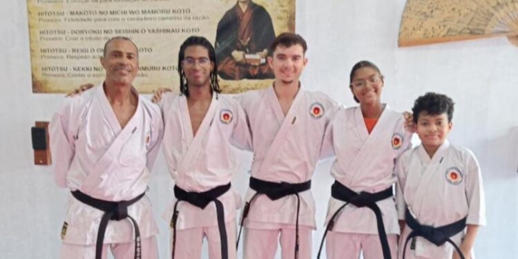 Cerimônia da troca de faixa celebra evolução dos alunos de Karatê no comando do sensei Josenilton