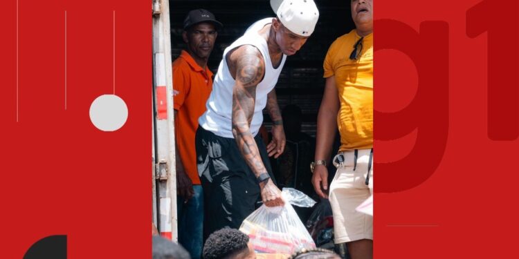 Jogador Anderson Talisca doa 2 mil cestas básicas para moradores de Feira de Santana