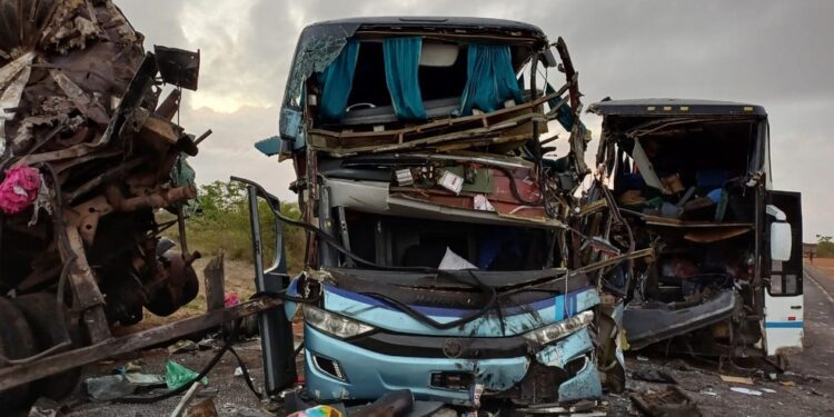 Casal de comerciantes está entre vítimas de acidente com ônibus e carreta na Bahia; batida deixou 5 mortos e 23 feridos