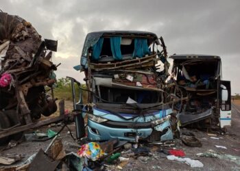 Comerciantes e segurança: vítimas de acidente entre ônibus e carreta são enterradas na Bahia