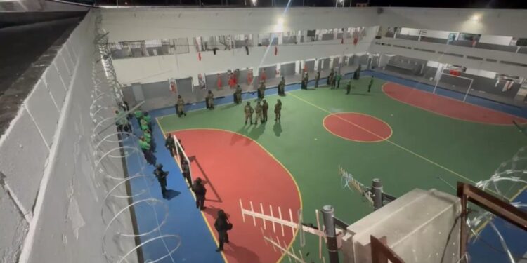 Diretores e coordenador de segurança de conjunto penal são afastados após invasão da unidade e fuga de 16 detentos na BA