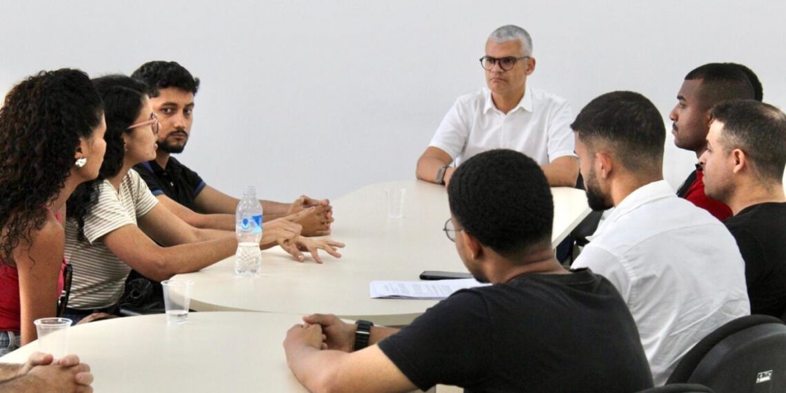 Secretário de Educação recebe candidatos do concurso e encaminha questionamentos à banca organizadora