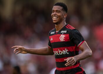 Carlinhos deixa o Flamengo e assina contrato de empréstimo com o Vitória