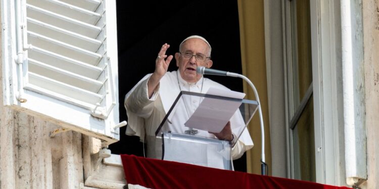 Vaticano aprova diretrizes permitindo que homens gays se tornem padres, desde que não façam sexo