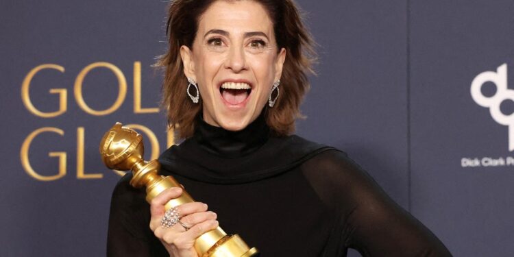 Fernanda Torres ganha Globo de Ouro de melhor atriz e dedica prêmio a Fernanda Montenegro