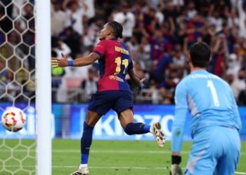 Raphinha dá show, e Barcelona ganha a Supercopa da Espanha com massacre contra o Real