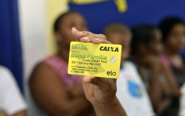 Número de beneficiários do Bolsa Família supera o de trabalhadores de carteira assinada na Bahia