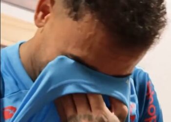 Danilo chora com mensagem do pai: “Não podia voltar para casa sem vestir a camisa do Flamengo”