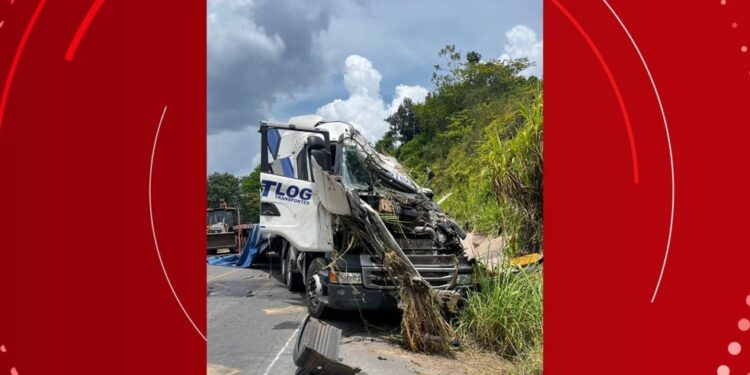 Motorista morre após perder controle da direção e carreta sair de pista no baixo sul da Bahia