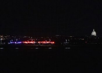 Avião com 64 pessoas e helicóptero militar com 3 soldados colidem no ar em Washington, nos EUA