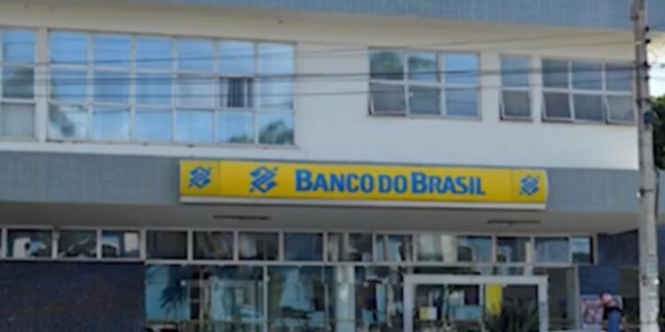 Homem é preso em flagrante após invadir agência bancária pelo telhado, abrir cofre e furtar armas no sudoeste da Bahia