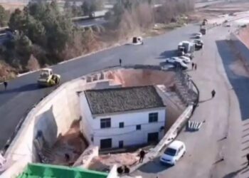 Homem se recusa a vender casa e fica ilhado no meio de rodovia; agora ele se diz arrependido