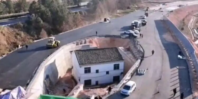 Homem se recusa a vender casa e fica ilhado no meio de rodovia; agora ele se diz arrependido