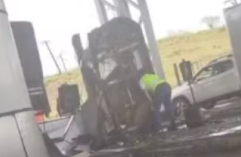 Carreta atinge cabine de pedágio e arrasta estrutura com funcionária dentro