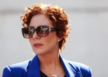 Carla Zambelli tem mandato de deputada cassado pelo TRE-SP e fica inelegível após divulgar fake news sobre processo eleitoral