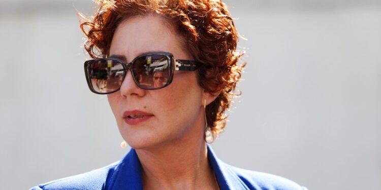 Carla Zambelli tem mandato de deputada cassado pelo TRE-SP e fica inelegível após divulgar fake news sobre processo eleitoral