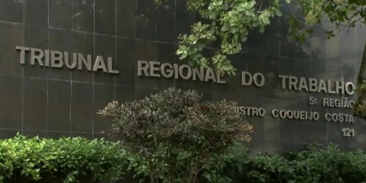 Açougue em Feira de Santana é condenado a indenizar ex-funcionária acusada de furtar dinheiro do caixa