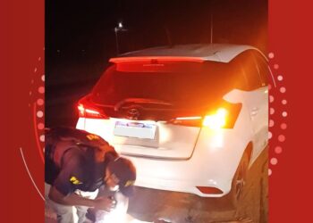 Homem esfaqueia ex-companheira, foge com carro da vítima e é preso a mais de 120km do local do crime na Bahia