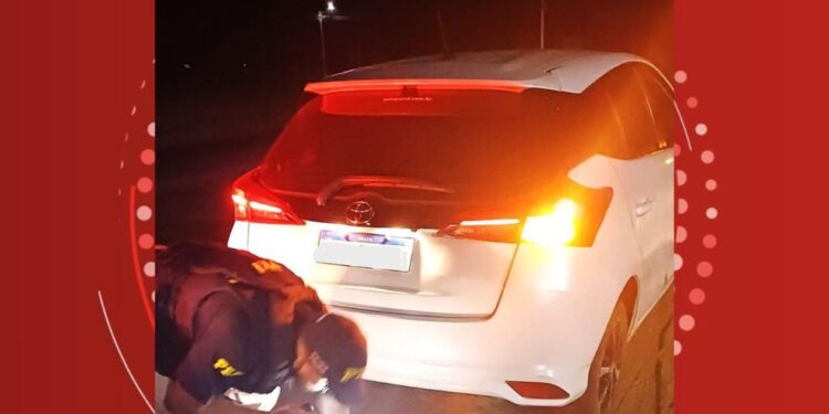 Homem esfaqueia ex-companheira, foge com carro da vítima e é preso a mais de 120km do local do crime na Bahia