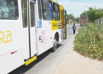 Homem é baleado por passageiro armado ao tentar assaltar ônibus com arma falsa em Salvador