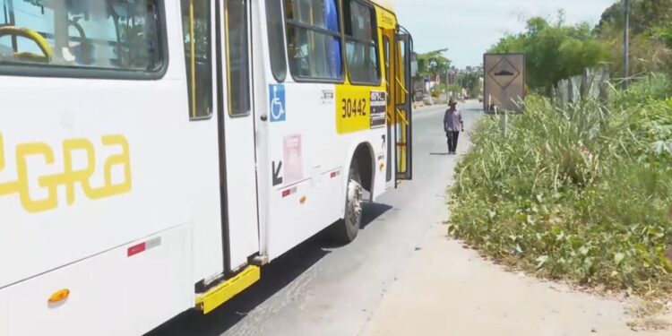 Homem é baleado por passageiro armado ao tentar assaltar ônibus com arma falsa em Salvador