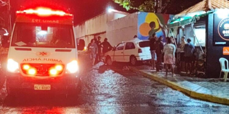 Homem sem habilitação atropela três pessoas em trailer de lanches na Bahia; teste acusou consumo de álcool