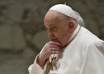 Papa teve ‘boa’ noite e repousa no hospital, diz Vaticano